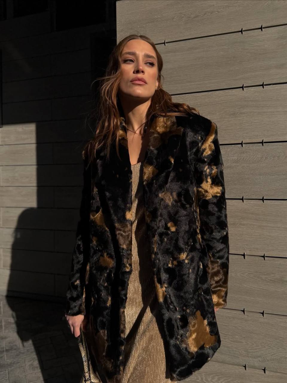 Эффектный образ с платьем и пальто Elema