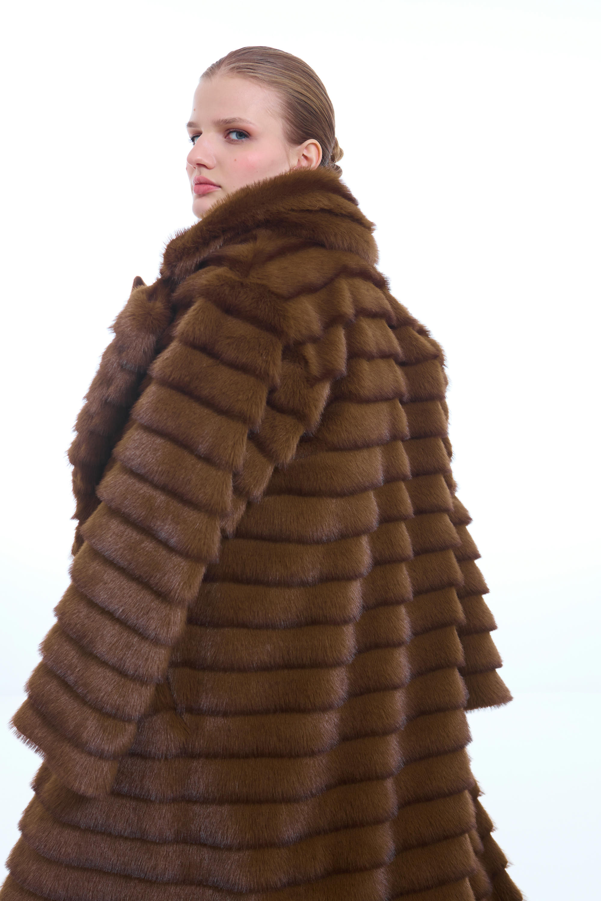 ПАЛЬТО ЖЕНСКОЕ ИЗ ИСКУССТВЕННОГО МЕХА 9-1604