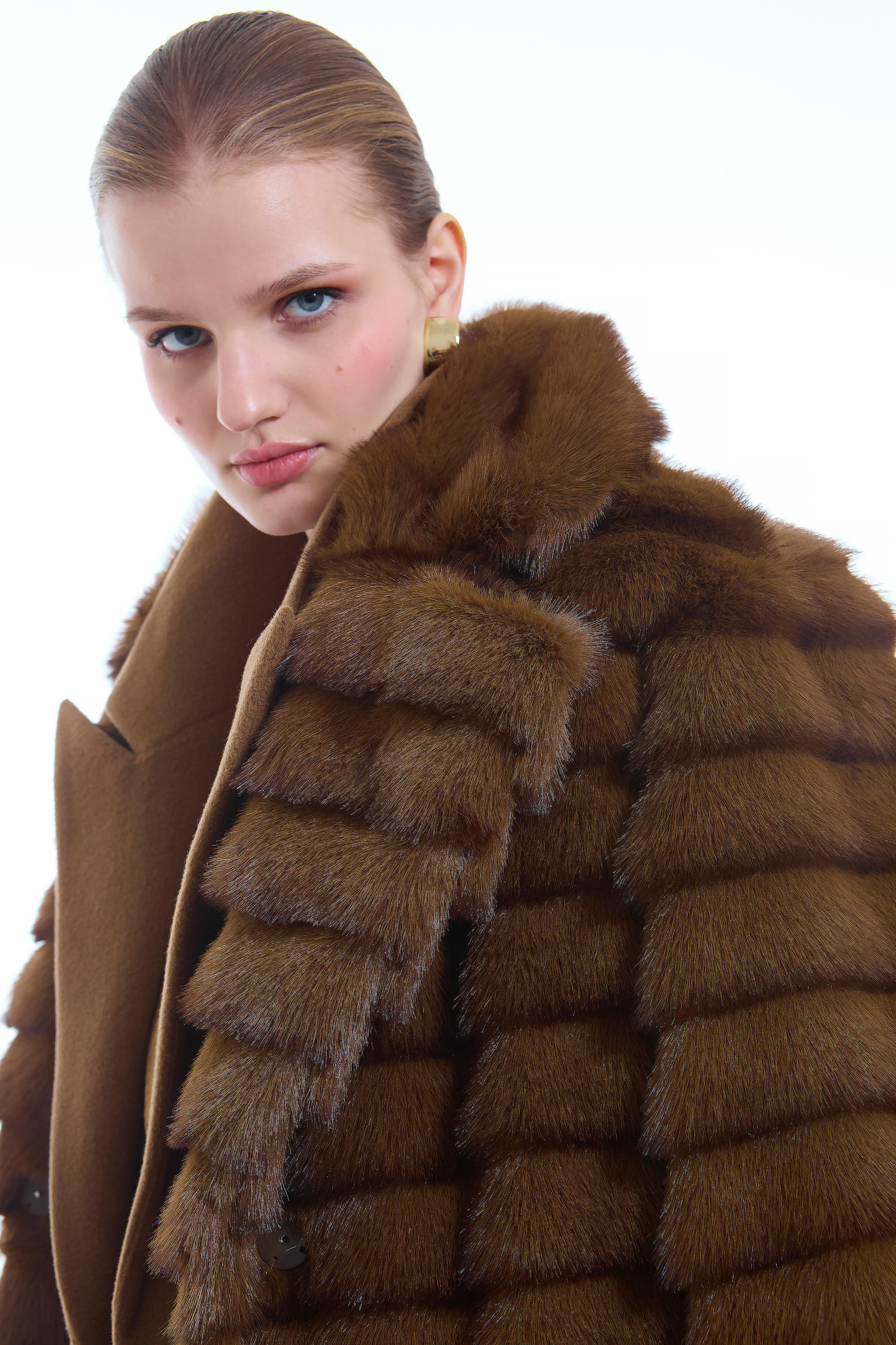 ПАЛЬТО ЖЕНСКОЕ ИЗ ИСКУССТВЕННОГО МЕХА 9-1604